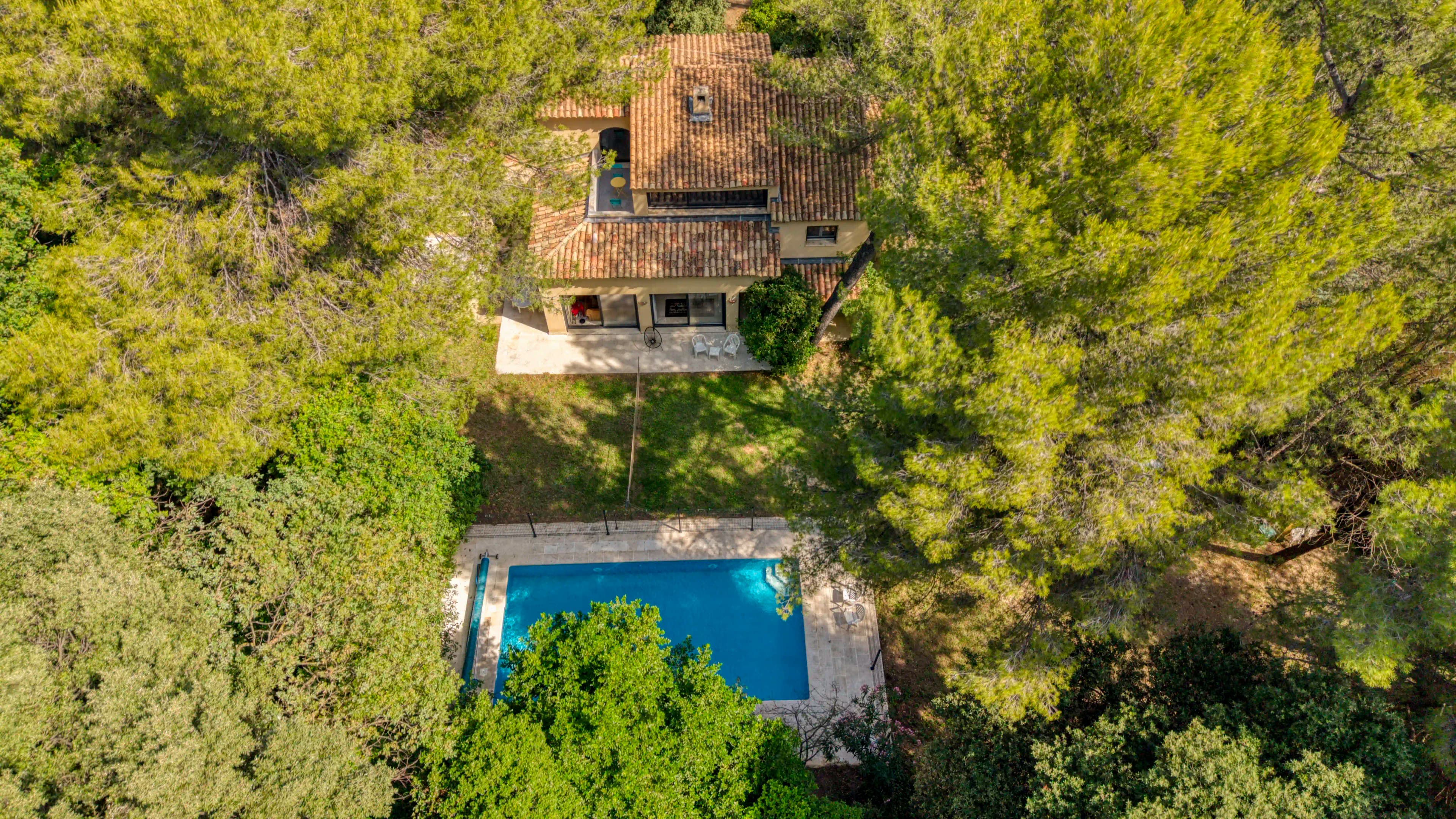 Luftaufnahme — Das baumbestandene Grundstück und der Pool aus der Luft