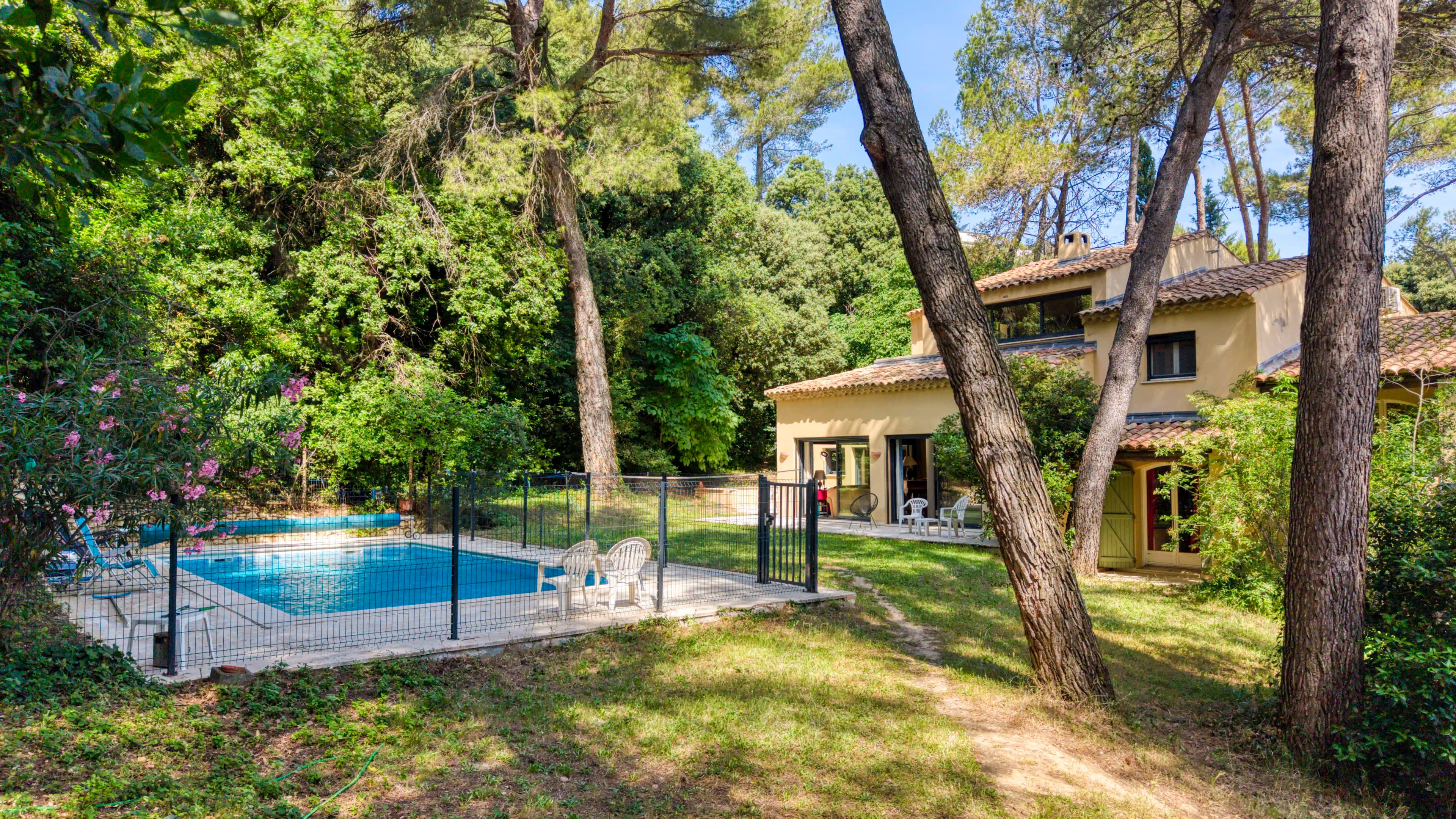 Luftaufnahme — Die Villa, der Pool und das Anwesen