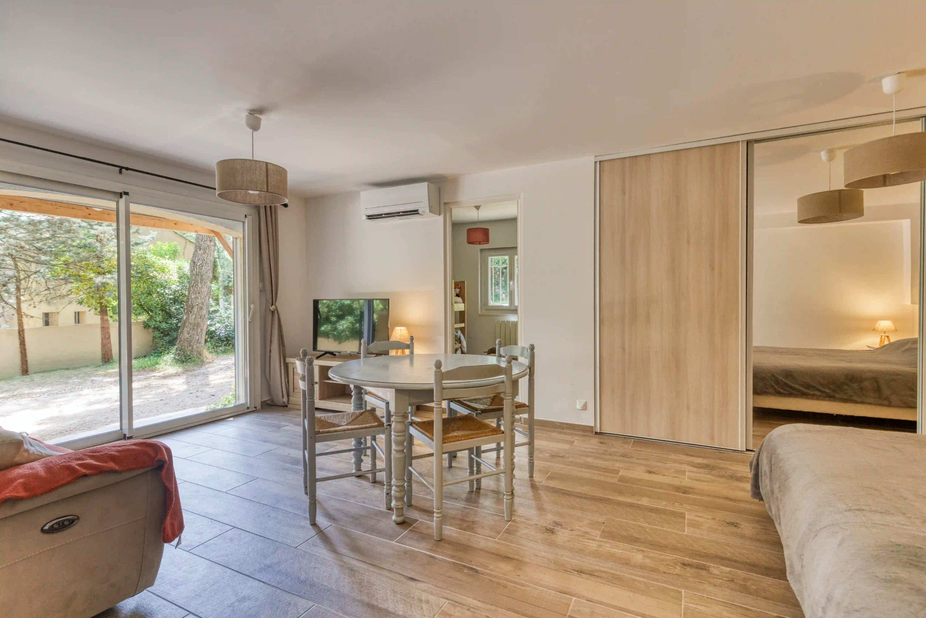 Schlafzimmer — Terrakottafliesen und Gartenblick