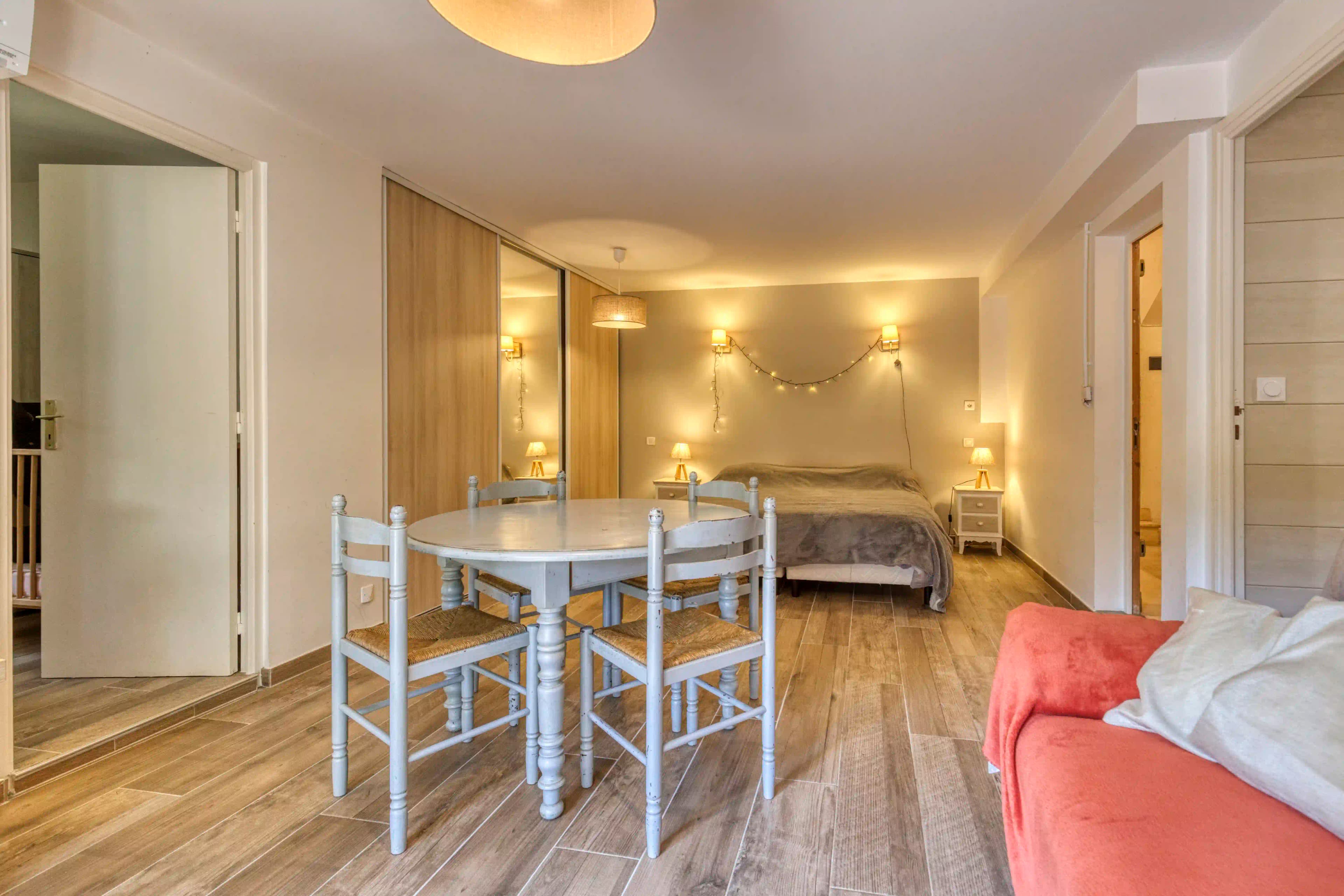 Schlafzimmer — Provenzalische Möbel und warmes Parkett