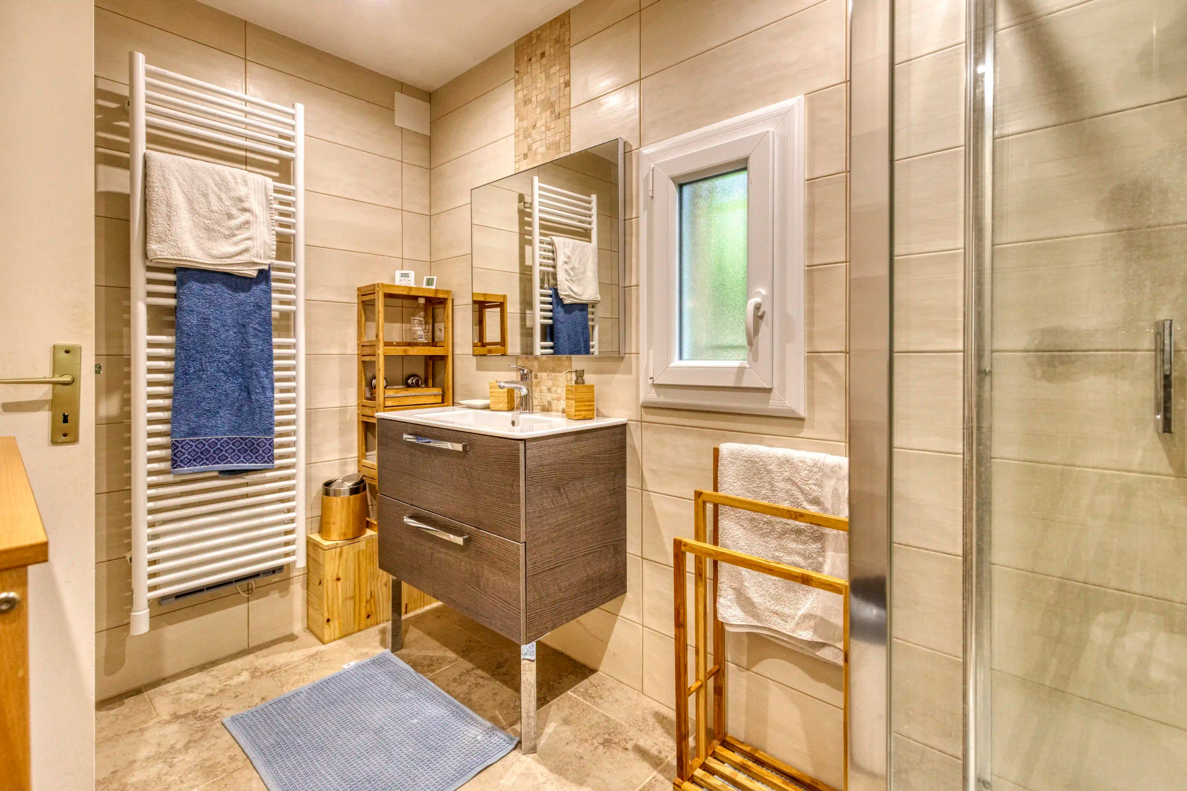 Badezimmer — Provenzalische Fliesen, goldene Armaturen