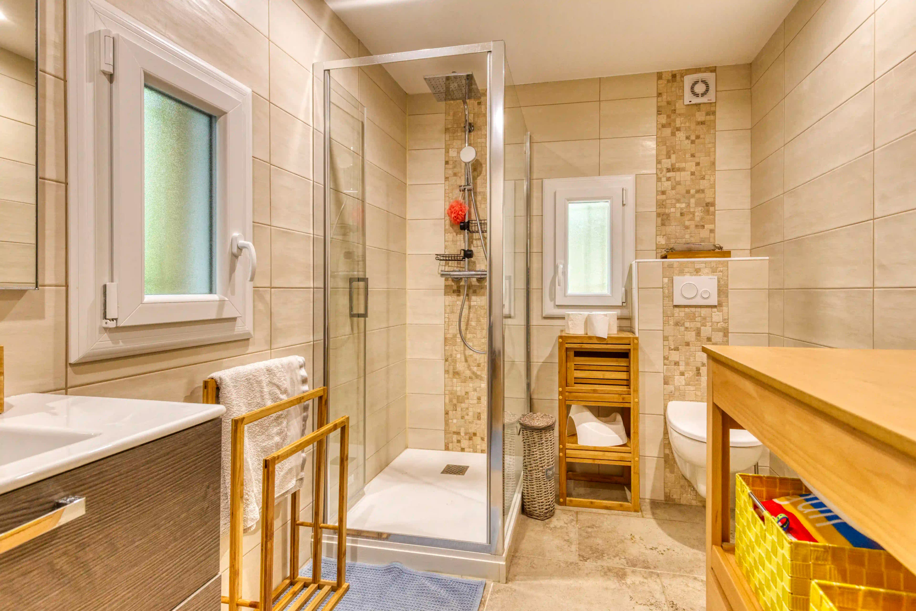 Badezimmer — Übersicht mit Badewanne und Dusche