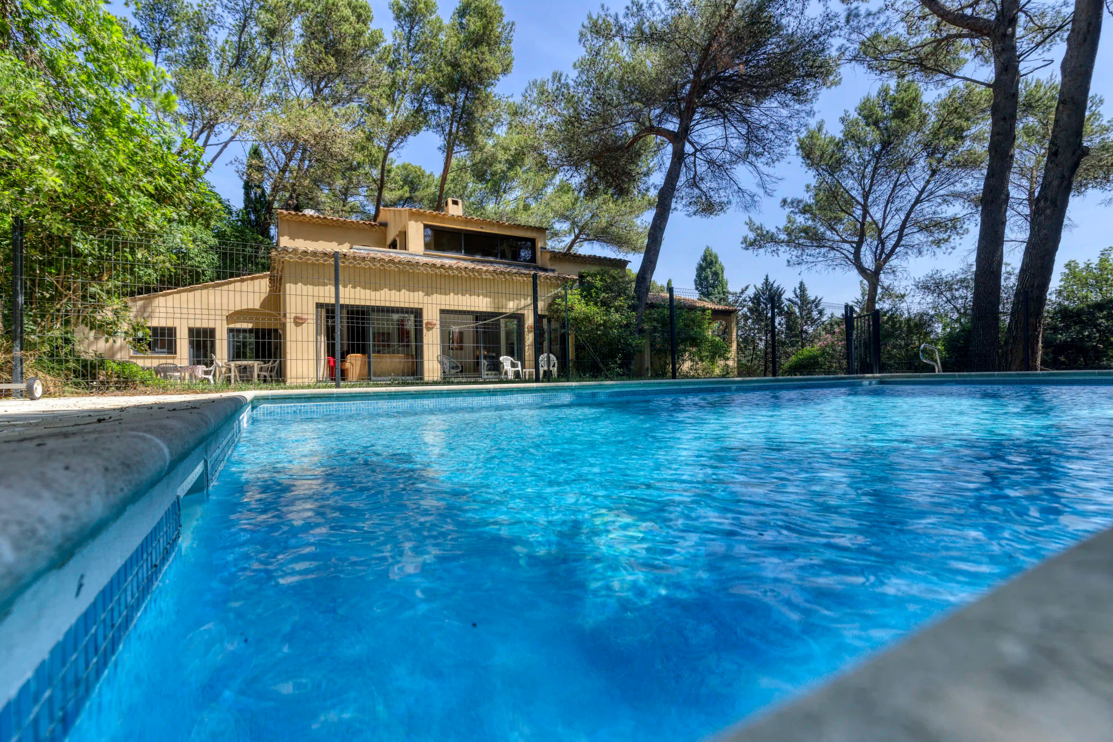 Pool — Blick vom Garten auf die Villa