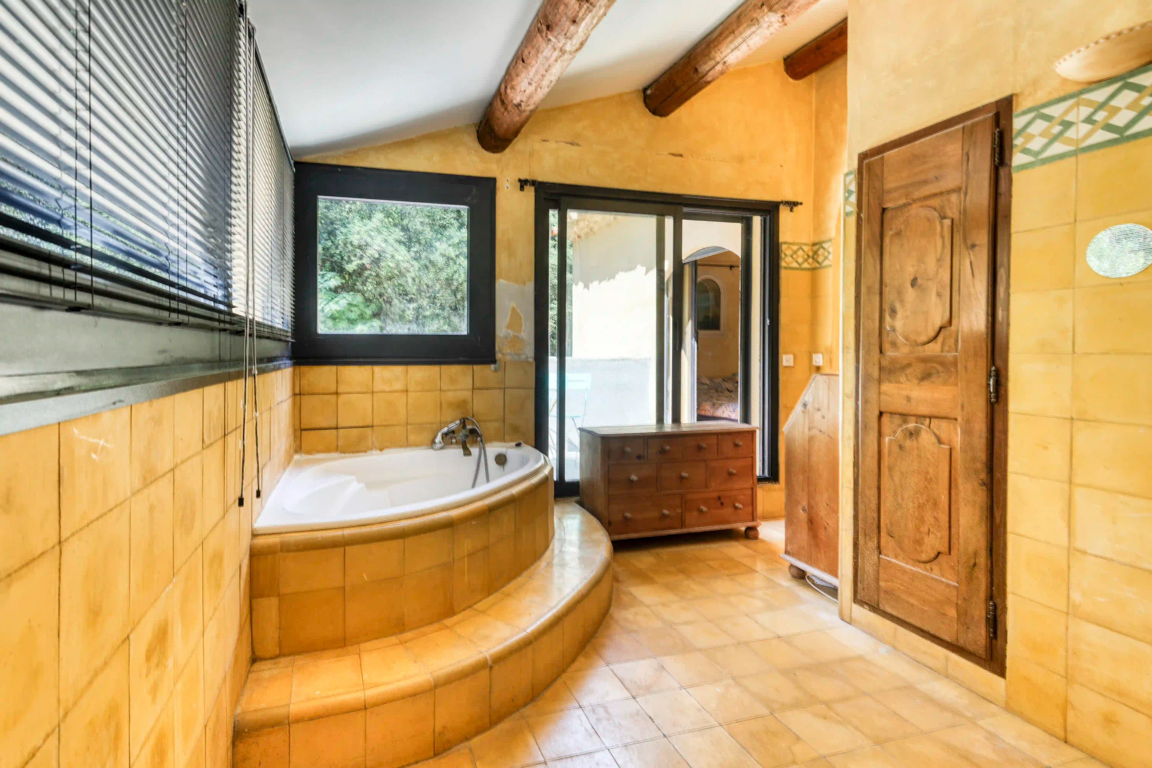 Badezimmer — Whirlpool-Badewanne und Holzbalken