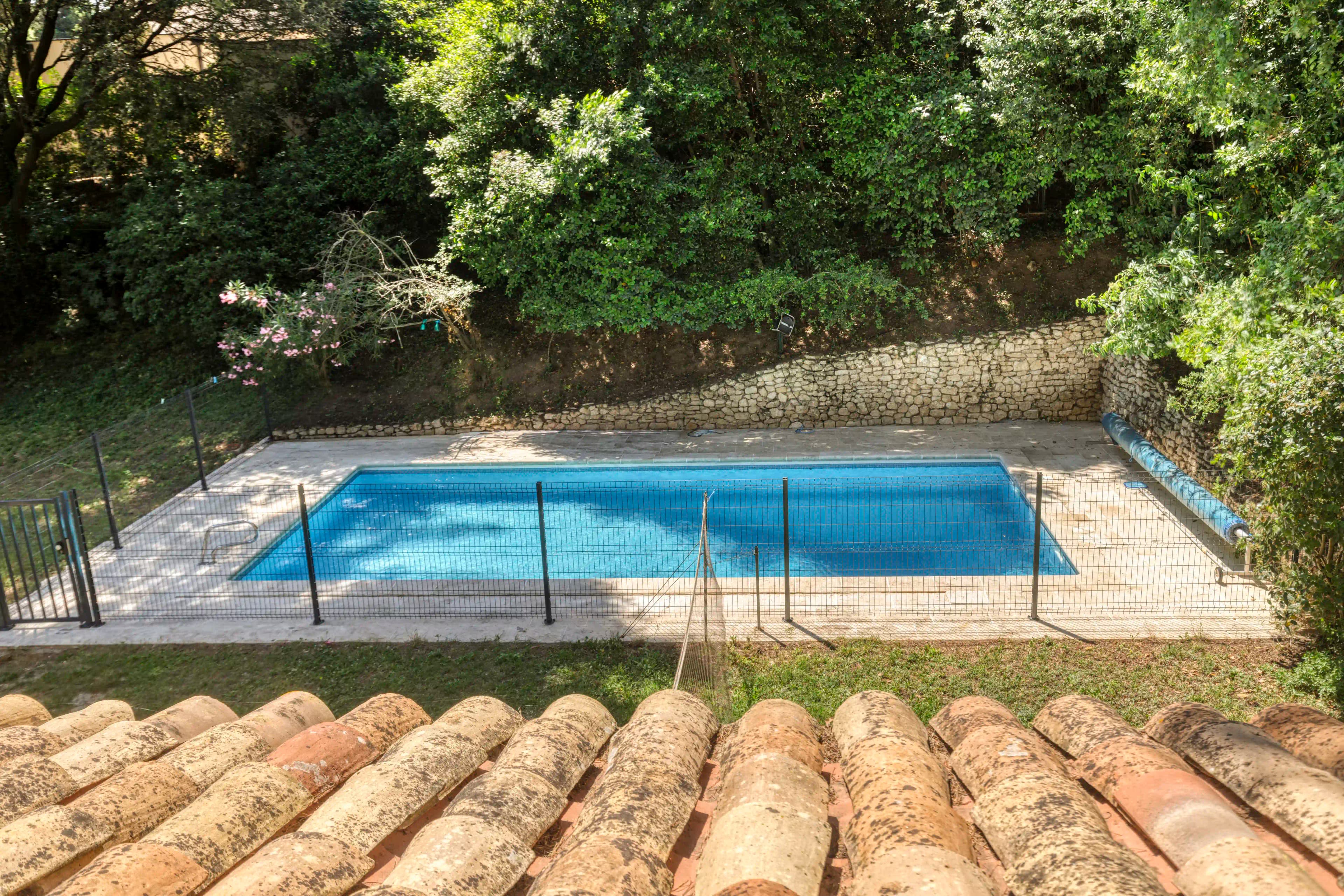 Pool — Blick von den provenzalischen Ziegeldächern