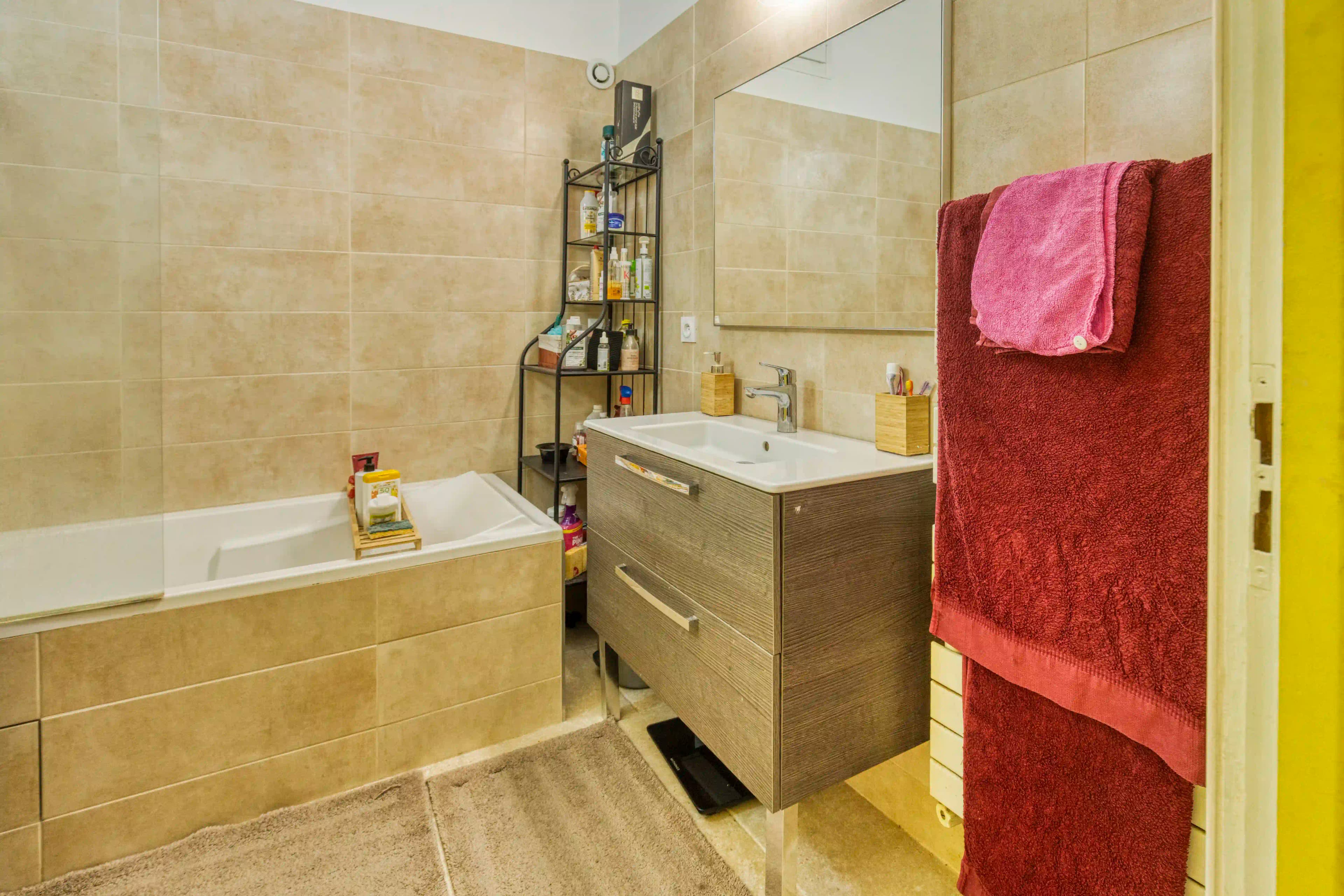 Badezimmer — Eingelassene Badewanne und Naturmaterialien