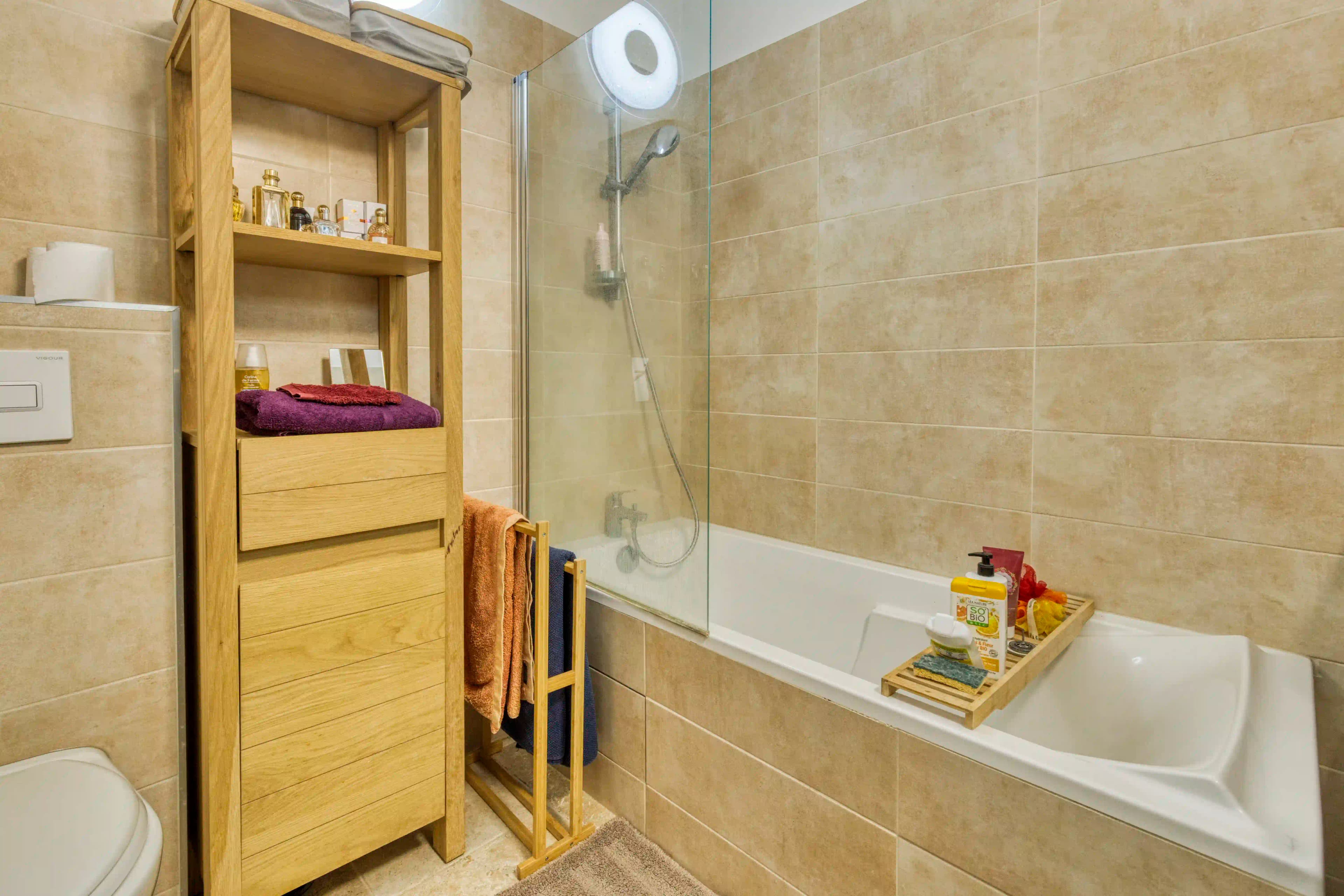 Badezimmer — Provenzalische Fliesen und natürliches Licht