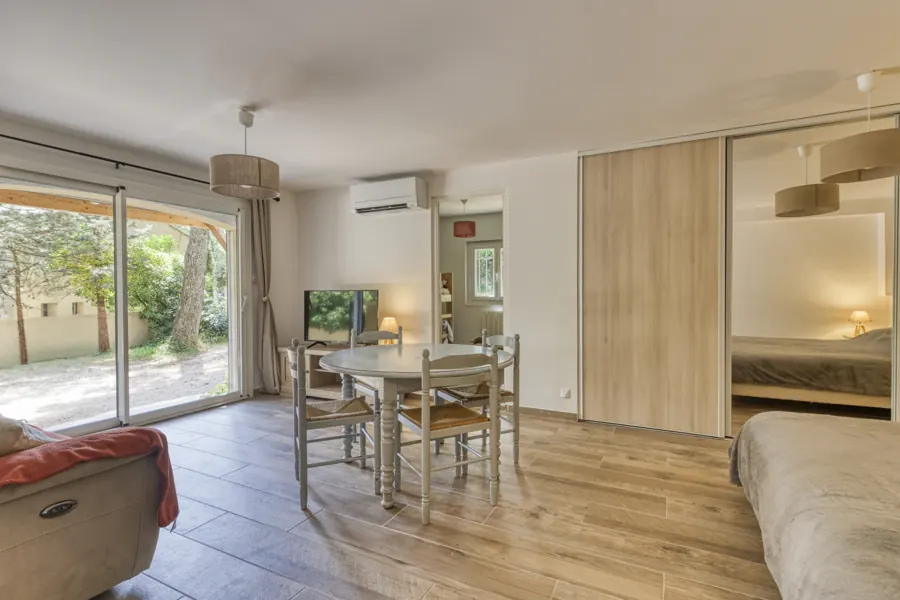 La chambre du rez-de-chaussée et son coin salon