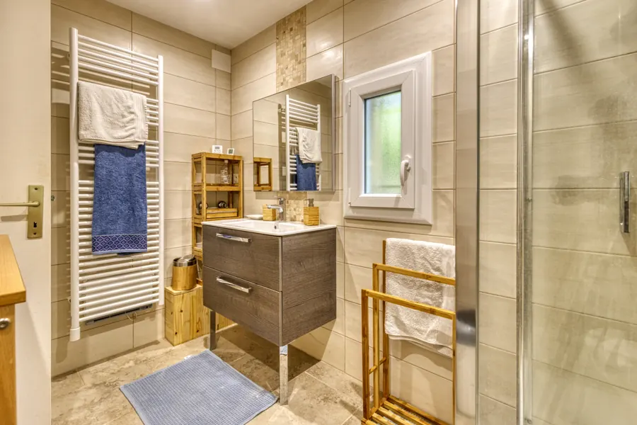 Salle d’eau et douche de la chambre du rez-de-chaussée