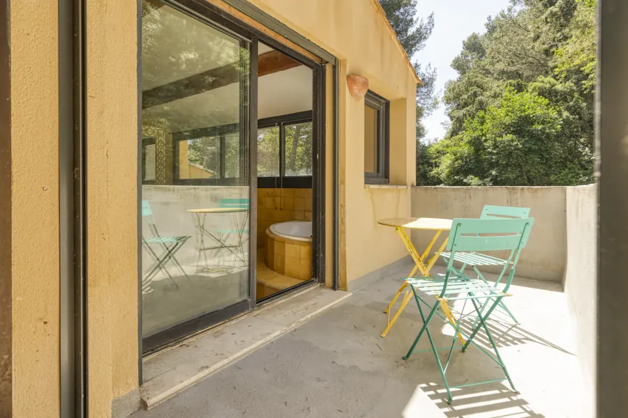 La terrasse côté piscine — autre vue