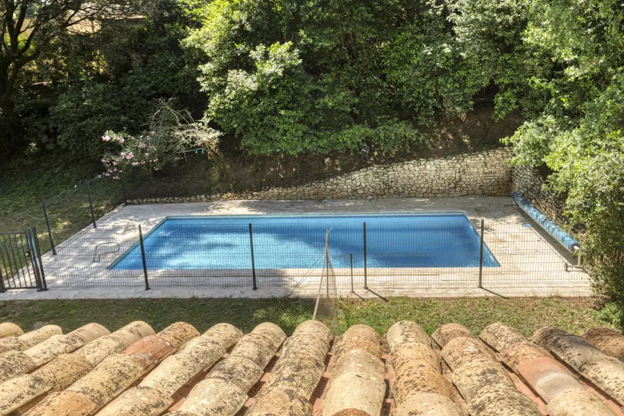 La piscine vue depuis la maison