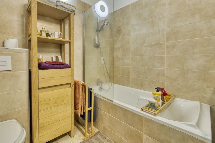 Salle d’eau et douche — une autre vue