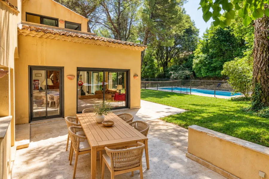 La terrasse au bord de la piscine — mobilier en bois